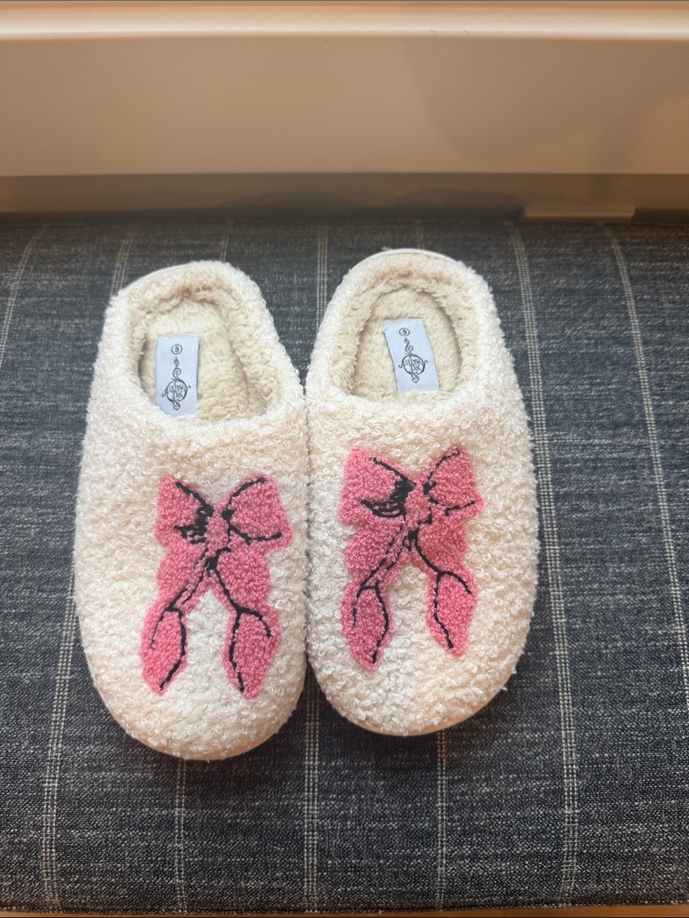 Cozy Women's Cream Slippers with Pink Bow Embroidery